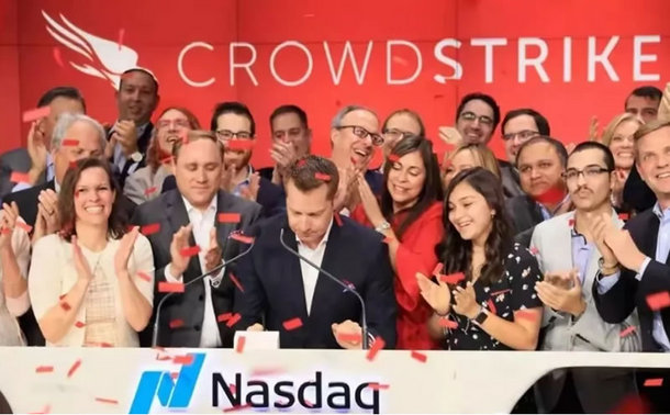 CrowdStrike刚上市时的照片